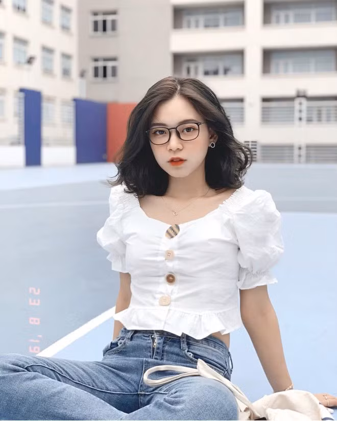 Phan Khánh Ngọc đã nhanh chóng thu hút sự chú ý của dân mạng nhờ vào gương mặt V-line, đôi mắt to tròn, sống mũi cao và làn da trắng.