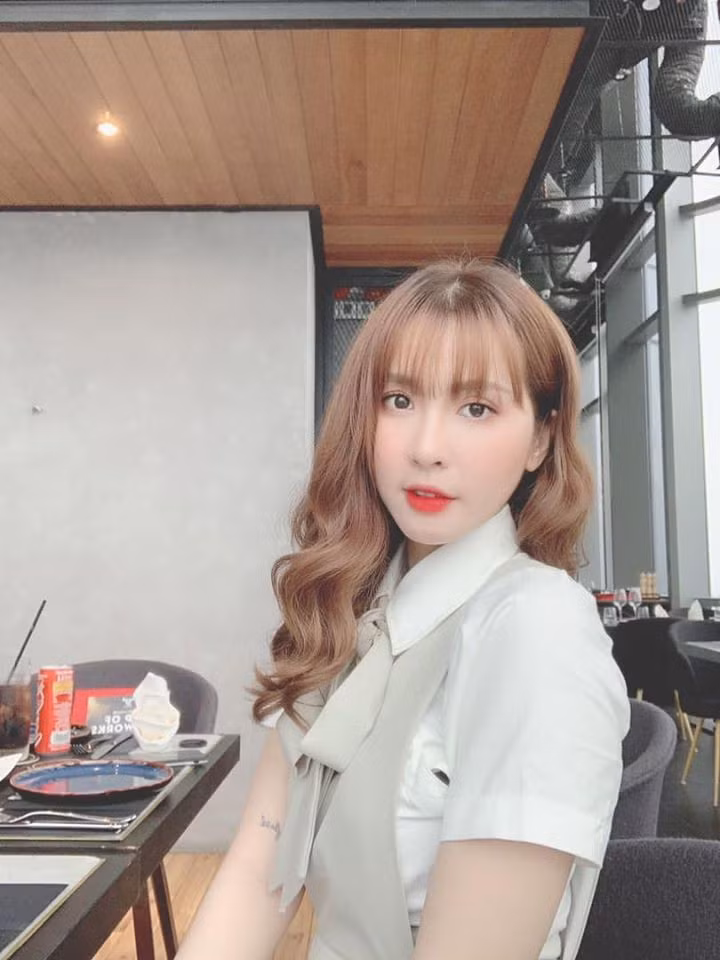 Theo Ngân, thu nhập của cô nàng lên tới 100 triệu/ tháng, tới từ tiền stream trên Facebook cũng như các hợp đồng quảng cáo hoặc đi làm mẫu ảnh.