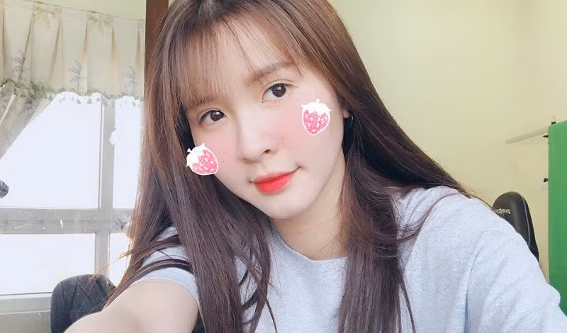 Thời gian đầu xuất hiện, Ngân chỉ tập trung vào ca hát và nhảy múa là chính.