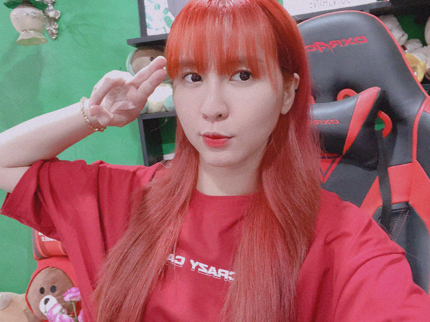 Ngân Huỳnh cũng khiến dân tình ngỡ ngàng với bức hình mái tóc đỏ rực rỡ khác lạ.