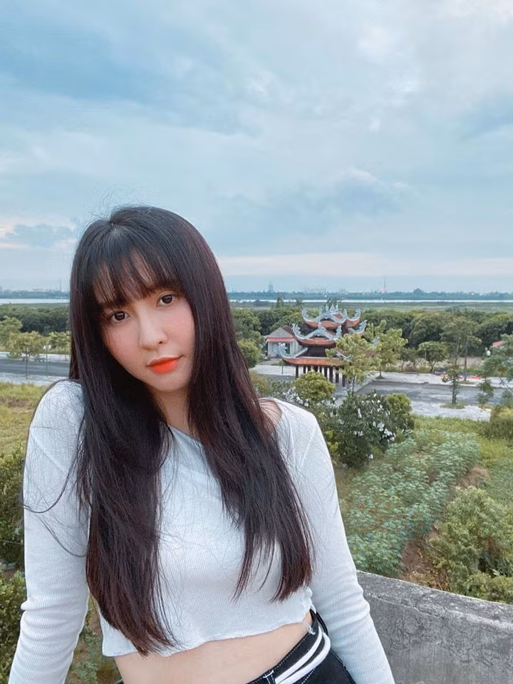 Ngân bắt đầu stream game trên Facebook vào tháng 9/2018. Khoảng thời gian trước thì cô nàng từng xuất hiện với vai trò idol của TalkTV vào năm 2015.