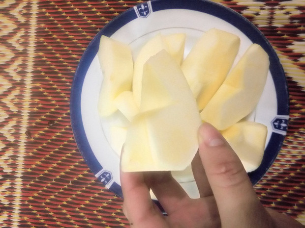 Nhiều bạn trẻ bày tỏ sự đồng cảm với cô gái trẻ khi gặp nhà người yêu hay để ý, đồng thời cho rằng anh người yêu cũng quá gia trưởng không biết bênh vực bạn gái.