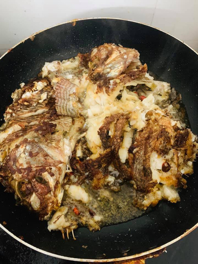 Nhiều người tinh mắt nhận ra, sở dĩ món cá rán trở thành mớ hổ lốn vì cô nàng đã tẩm ướp quá nhiều gia vị trước khi chiên. Chưa kể, cô gái trẻ còn cho dầu quá ít, không ngập cá.