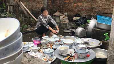 Về nhà bạn trai ra mắt và phải rửa hàng chục mâm bát có lẽ là câu chuyện quá quen thuộc đối với khá nhiều cô gái. Nhưng điều đó không đồng nghĩa với cảnh nhà trai thì ngồi chơi xơi nước, dồn tất cả cho con dâu tương lai làm.