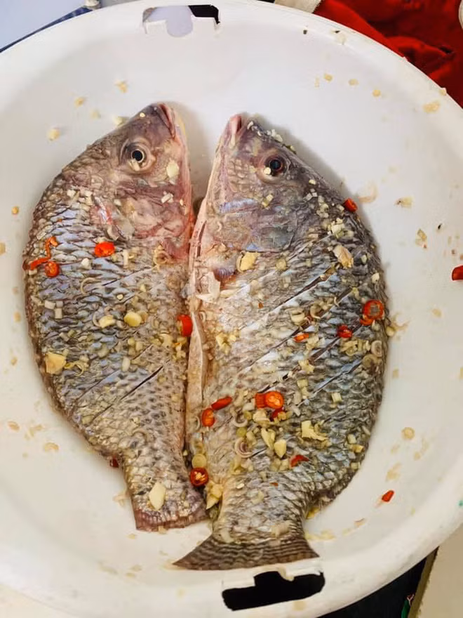 Trước đó, cư dân mạng cũng từng được phen phì cười vì câu chuyện ra mắt của tài khoản facebook có tên C.Q. Mong muốn trổ tài rán cá rô phi, nhưng nghe theo lời người yêu "Cứ cho vào đi, chiên được hết". Và kết cục là cá vỡ nát hết cả, vụn ra như bánh chưng rán.