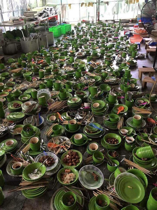 Dù đã chuẩn bị khá kỹ lưỡng về mặt tinh thần, thế nhưng cứ mỗi lần ăn xọng và phải rửa bát thì nhiều cô gái vẫn tỏ ra vô cùng sợ hãi và hoang mang.