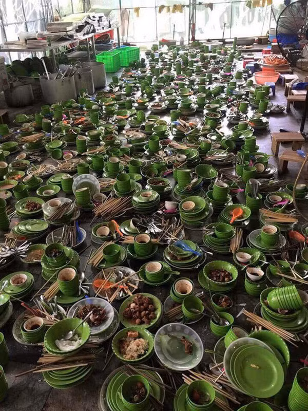 Dù đã chuẩn bị khá kỹ lưỡng về mặt tinh thần, thế nhưng cứ mỗi lần ăn xọng và phải rửa bát thì nhiều cô gái vẫn tỏ ra vô cùng sợ hãi và hoang mang.