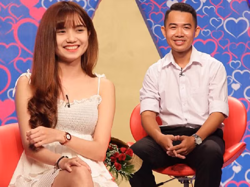 Ái Thy khiến dân mạng ngỡ ngàng và ấn tượng với mái tóc dài óng mượt, làn da trắng nõn và nụ cười rạng rỡ.