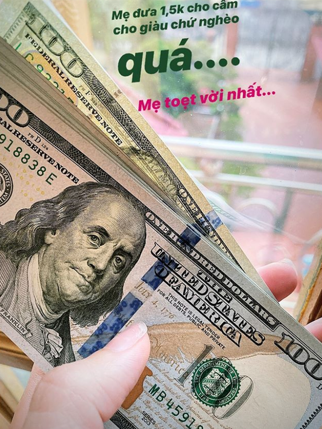 Sinh ra trong gia đình "có điều kiện", Vóc Đỗ từng gây choáng với việc mua sắm hàng hiệu, ngoài ra hot girl này còn từng khoe được mẹ cho 1500$ (khoảng 36 triệu) cầm cho... bớt nghèo.