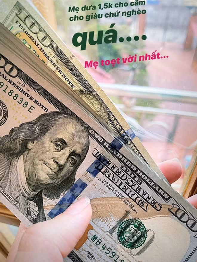 Sinh ra trong gia đình "có điều kiện", Vóc Đỗ từng gây choáng với việc mua sắm hàng hiệu, ngoài ra hot girl này còn từng khoe được mẹ cho 1500$ (khoảng 36 triệu) cầm cho... bớt nghèo.