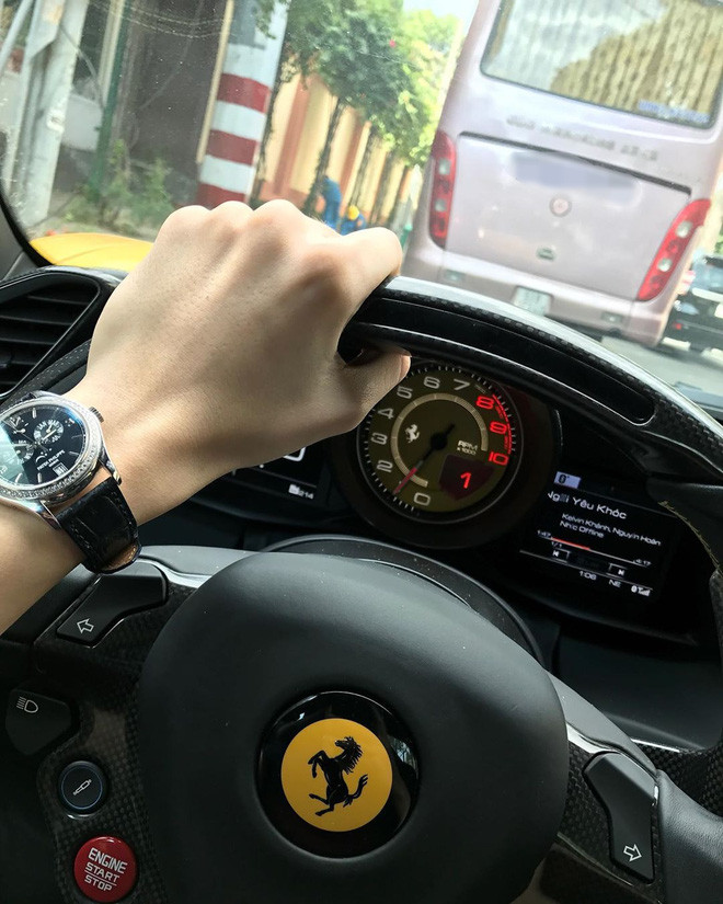 Ngoài siêu xe, xe siêu sang, xe thể thao thì gia đình Phan Hoàng còn sở hữu một số xe hạng sang khác như Lexus LX570 hay BMW 740Li…