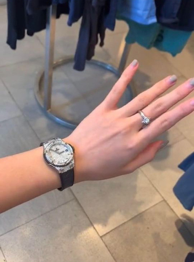 Bên cạnh đó, Thảo Trinh còn có sở thích sưu tầm giày cao gót, đôi đắt nhất trong BST của cô bạn có giá 1.800$ (gần 42 triệu đồng).