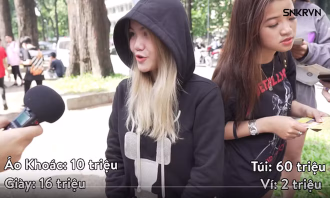 Ở thời điểm đó dù chỉ mới 17 tuổi nhưng Huỳnh Giao đã sở hữu hơn 20 đôi giày từ thương hiệu bình dân đến sang chảnh.