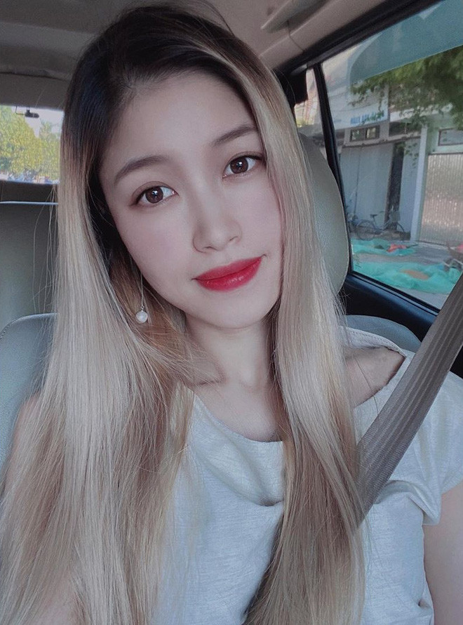 Trong làng bóng đá Việt Nam, cô nàng Vóc Đỗ - bạn gái của cầu thủ Nguyễn Văn Dũng (CLB Hà Nội) được mệnh danh là "rich kid" của làng WAGS. Cô nàng sinh năm 1995 đang du học ở Anh, mối tình của cô với hậu vệ CLB Hà Nội đã kéo dài được 8 năm.