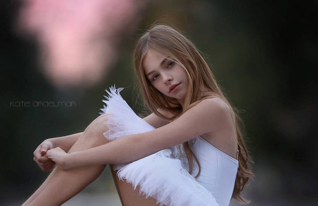 Jabe Weber là người mẫu nhí sinh năm 2005 mang ba dòng máu là Pháp, Mỹ và Trung Quốc. Ngay từ nhỏ, Jade Weber đã nổi tiếng xinh đẹp, được lọt top những bé gái xinh đẹp nhất thế giới. Với lợi thế ngoại hình, cô nàng đã làm việc với nhiều thương hiệu lớn của thế giới.