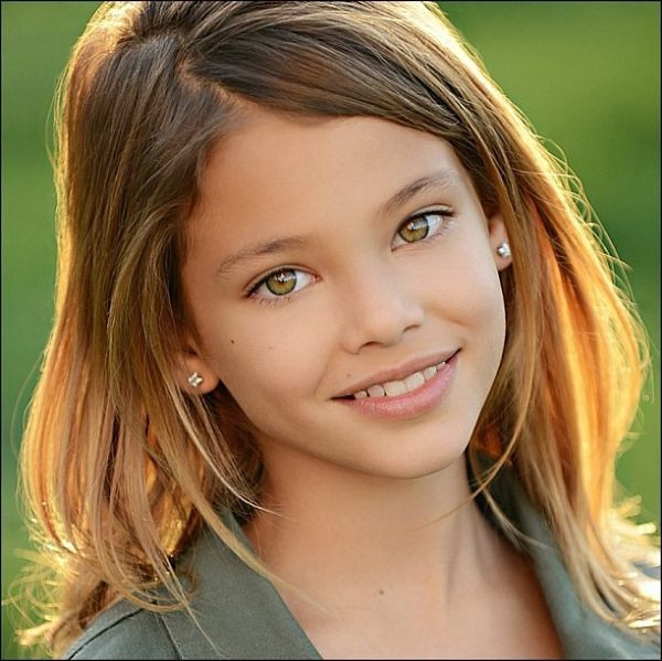 Laneya Grace sinh năm 2004 tại San Francisco, California (Mỹ). Vào năm Grace mới lên 3, cha của cô bé đã chụp một số bức ảnh của con gái rồi gửi đến công ty người mẫu Ford Models. Không lâu sau, cô bé chính thức ký hợp đồng với công ty này. Công việc đầu tiên của cô bé là làm người mẫu cho cửa hàng Macy’s. Tuy nhiên, sự nghiệp người mẫu của Grace không kéo dài lâu khi Ford Models bỏ phân khúc quản lý người mẫu. Vì thế, cô bé đã phải tạm nghỉ làm người mẫu một thời gian.