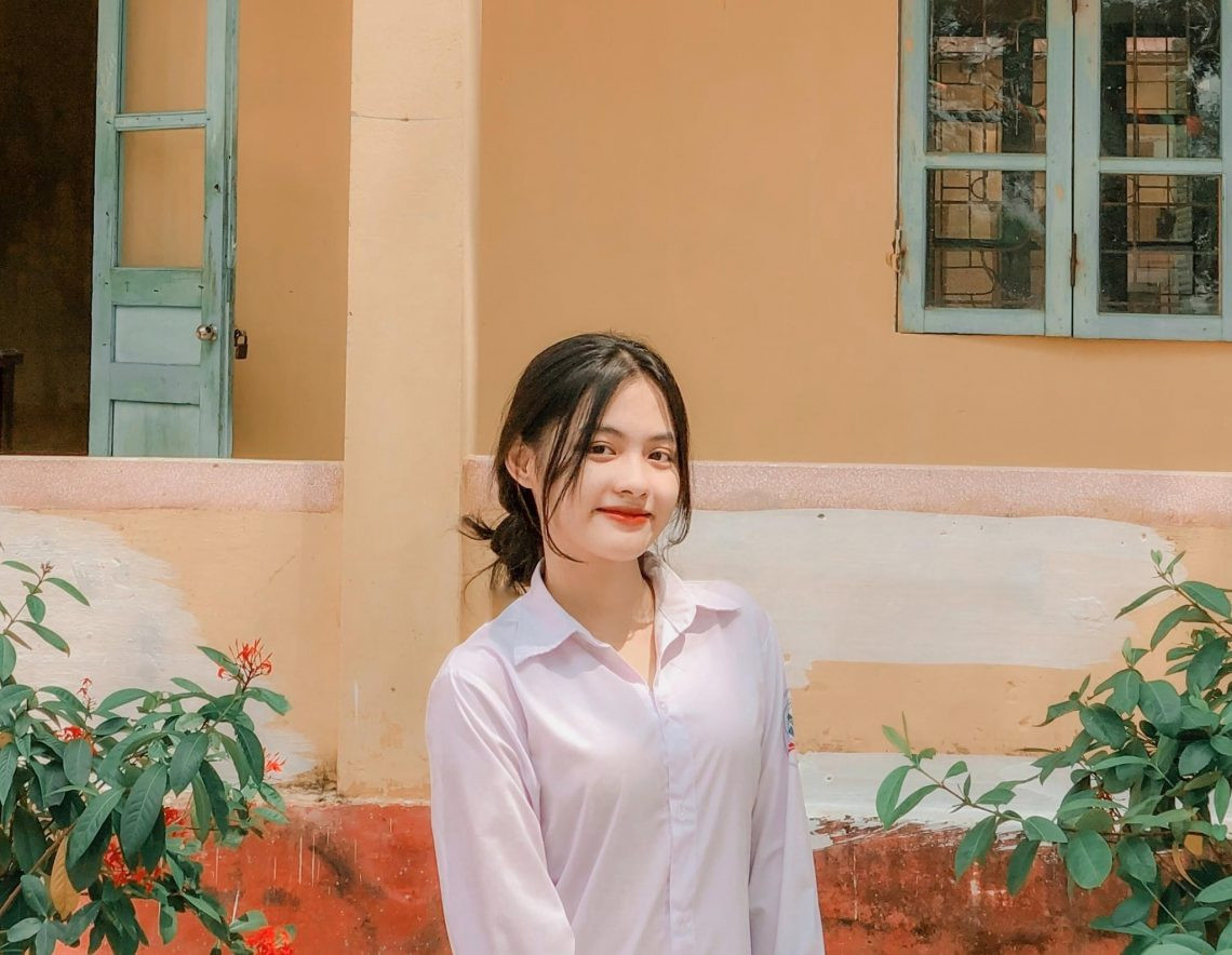 Giáp Thương được mệnh danh là hot girl trường học, cô sinh năm 2003, hiện đang là học sinh tại trường THPT Lục Nam, thành phố Bắc Giang.