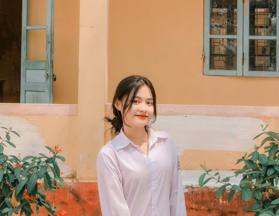 Giáp Thương được mệnh danh là hot girl trường học, cô sinh năm 2003, hiện đang là học sinh tại trường THPT Lục Nam, thành phố Bắc Giang.