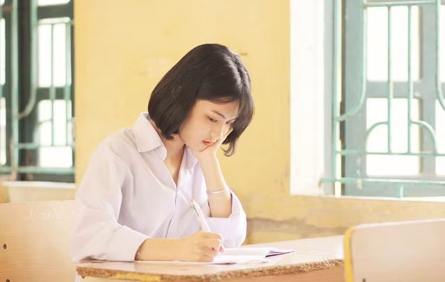 Giáp Thương được nhiều người ví như “nàng thơ” khi sở hữu chiều cao 1m52, sống mũi thon gọn, cặp mắt sáng biết cười và làn da trắng mịn màng.