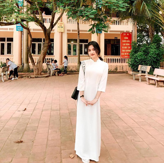 Giáp Thương từng khiến CĐM dậy sóng vì khoảnh khắc chụp chung với nhóm bạn vào năm 2019, sau đó nữ sinh này bất ngờ nổi tiếng trên mạng và được lục tìm "infor".