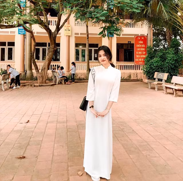 Giáp Thương từng khiến CĐM dậy sóng vì khoảnh khắc chụp chung với nhóm bạn vào năm 2019, sau đó nữ sinh này bất ngờ nổi tiếng trên mạng và được lục tìm "infor".