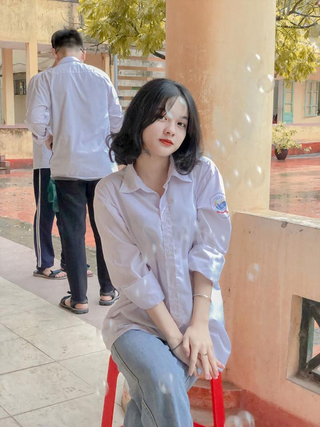 Ngoài việc học, nữ sinh còn tham gia công việc quảng cáo sản phẩm và chụp mẫu ảnh. Dù thu nhập không nhiều nhưng cũng đủ để cô chi trả cho cuộc sống bản thân.