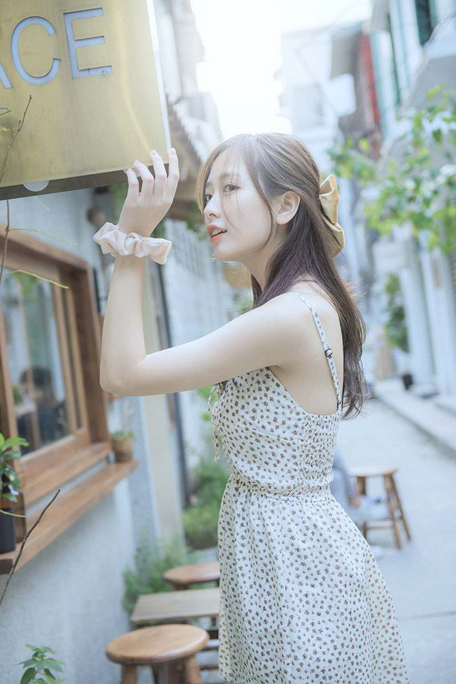 Cô nàng cũng thừa nhận bản thân khá điệu đà, tính cách nhẹ nhàng và thích phong cách ăn mặc "bánh bèo".