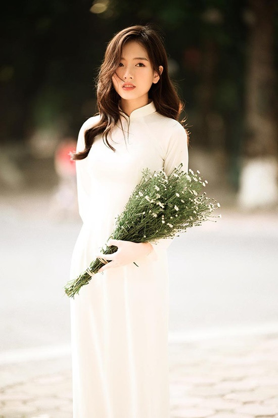 Diện áo dài trắng tinh khôi, Hoài Linh toát lên vẻ dịu dàng khiến nhiều người không khỏi xuýt xoa.