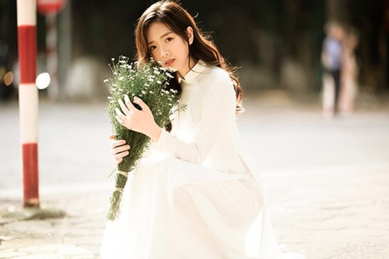 Ngay sau khi đăng tải những hình ảnh diện áo dài trắng tinh khôi chào thu, Hoài Linh nhận về “cơn mưa lời khen” từ cộng đồng mạng.