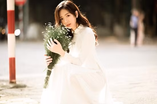 Ngay sau khi đăng tải những hình ảnh diện áo dài trắng tinh khôi chào thu, Hoài Linh nhận về “cơn mưa lời khen” từ cộng đồng mạng.