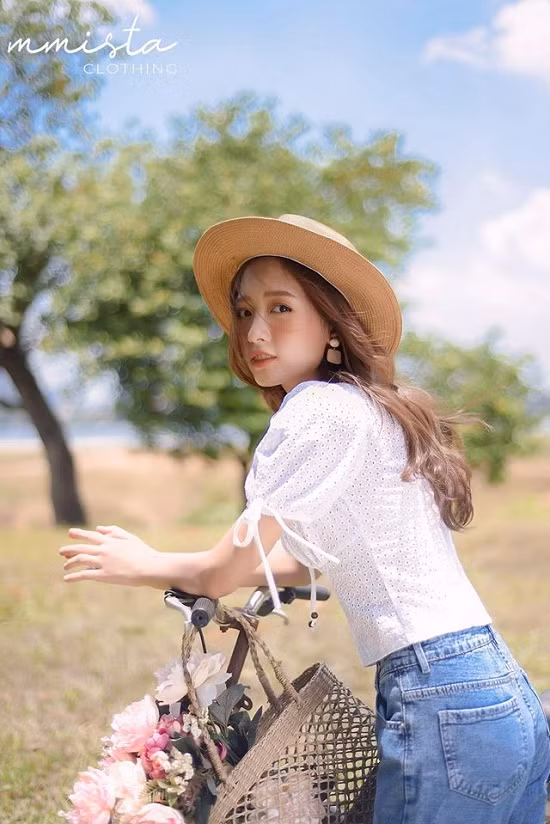 Dù đã là sinh viên đại học thế nhưng Hoài Linh được đánh giá là sở hữu ngoại hình trẻ trung, dễ thương như mới chỉ vừa vào cấp 3.