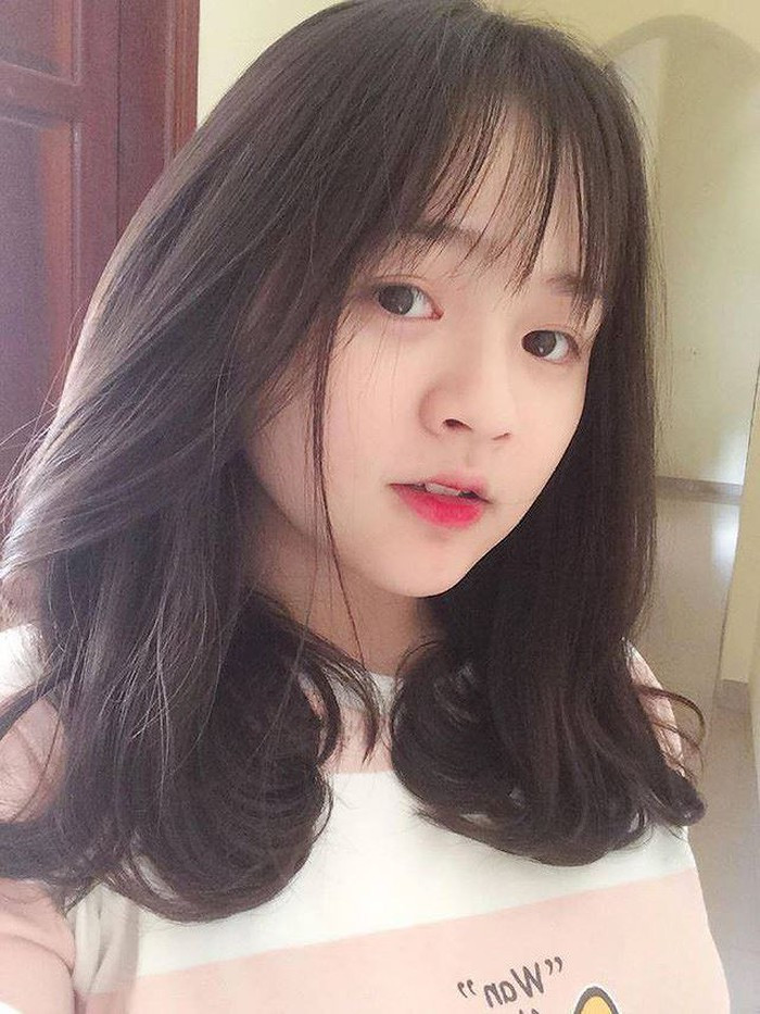 Đoạn clip "thả thính" của Thế Trâm thời điểm đó đã chinh phục được cả "thánh lầy" Hà Đức Chinh, chàng cầu thủ vào bình luận, bày tỏ sự quan tâm.