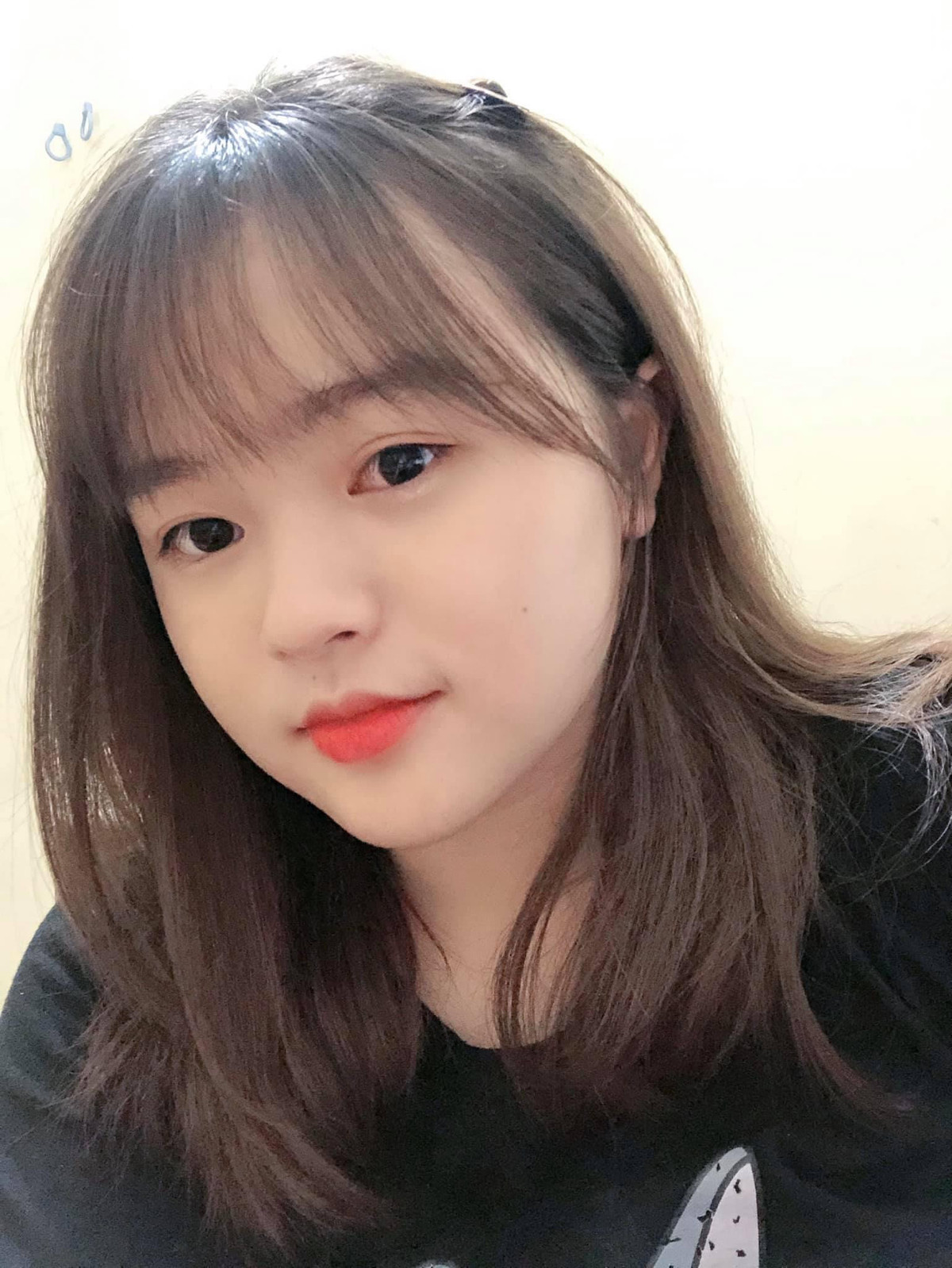  Gái xinh trong clip này là Trần Lê Thế Trâm, sinh năm 2000. Trong đoạn clip, cô nàng nói giọng Nghệ An nhưng thực ra cô nàng đến từ Đăk Lăk.