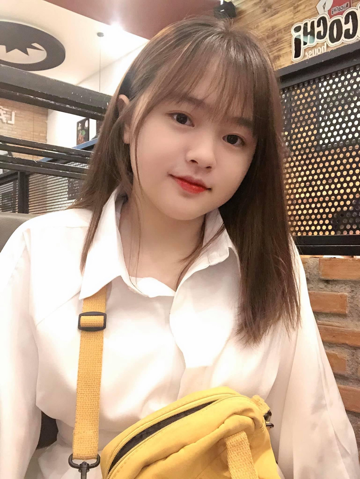 "Vừa xinh đẹp lại còn dễ thương nữa, nhìn đáng yêu thật đấy", "Cứ tưởng con gái xứ Nghệ, hóa ra lại đến từ Đắk Lắk. Mặt dễ thương quá",... là những bình luận mà cư dân mạng nói về cô gái xinh xắn này.