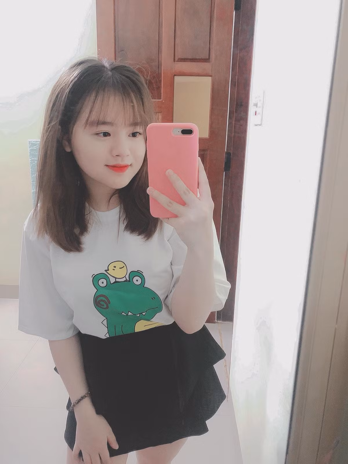 Sau 2 năm kể từ khi nổi lên trên MXH, Thế Trâm hiện tại vẫn không thay đổi quá nhiều về nhan sắc. Cô nàng vẫn theo đuổi phong cách đơn giản, trong sáng và ghi điểm nhờ khuôn mặt tròn trịa "búng ra sữa".