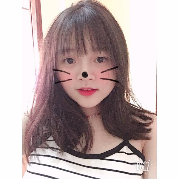 Vẻ trong trẻo của Thế Trâm khiến nhiều chàng trai bị "cảm nắng".