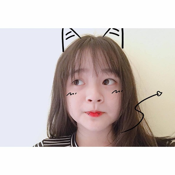 Dù đã trôi qua 2 năm nhưng khuôn mặt của nữ sinh 2K này vẫn rất trẻ trung, xinh xắn.