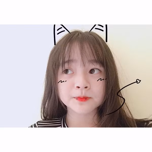 Dù đã trôi qua 2 năm nhưng khuôn mặt của nữ sinh 2K này vẫn rất trẻ trung, xinh xắn.