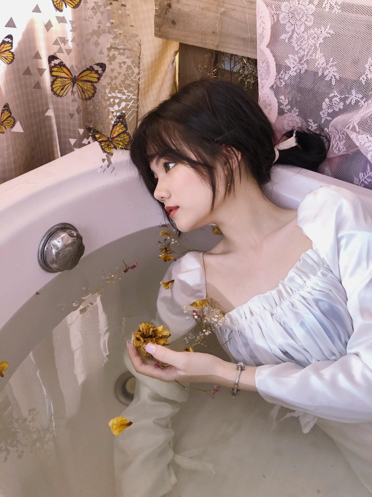 Từ khi được cộng đồng mạng chú ý, trang cá nhân của Đàm Minh Ngọc đã sở hữu lượng theo dõi khá lớn. Mỗi hình ảnh mà cô nàng đăng tải cũng nhận về nhiểu tương tác.