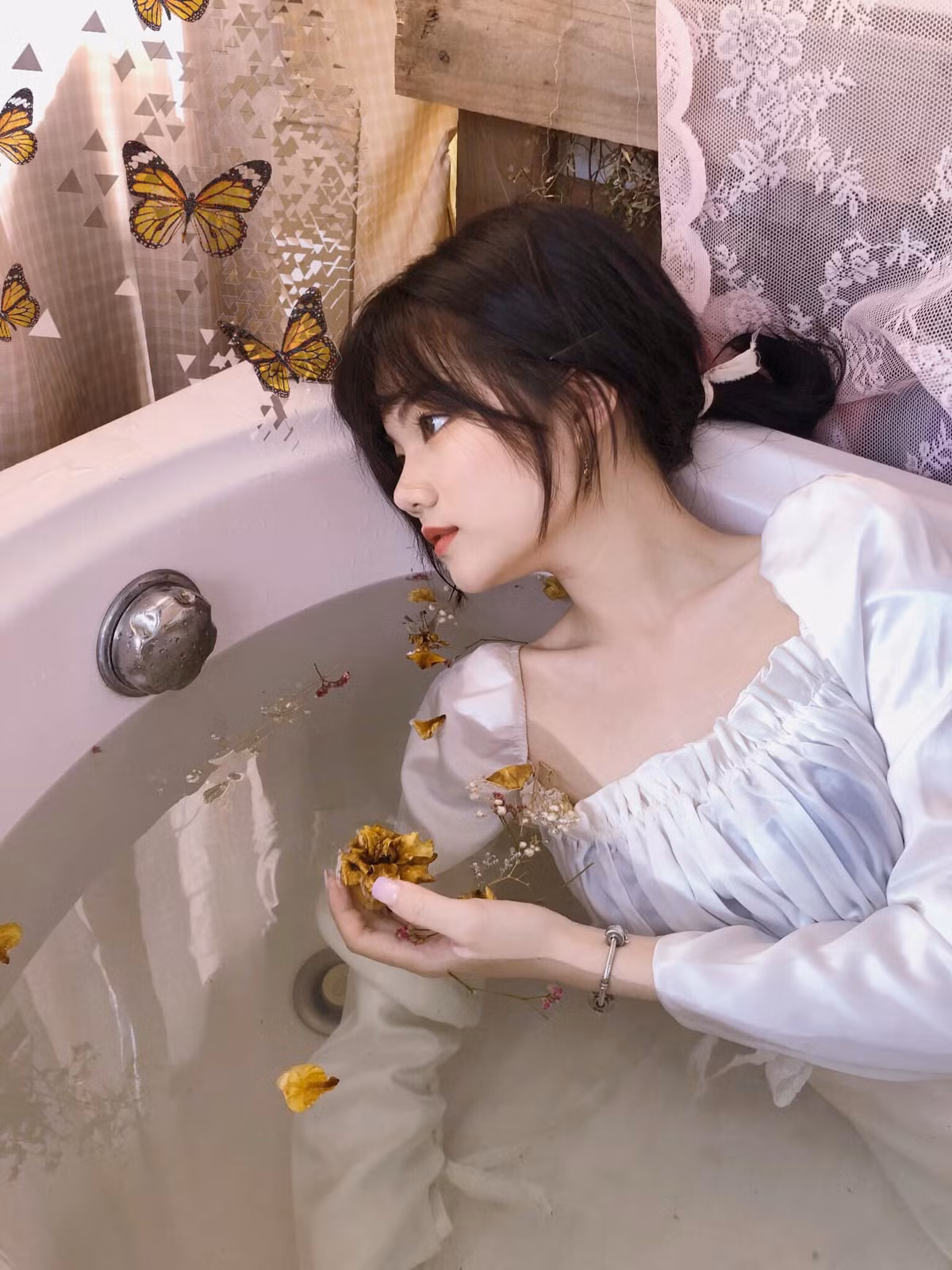 Từ khi được cộng đồng mạng chú ý, trang cá nhân của Đàm Minh Ngọc đã sở hữu lượng theo dõi khá lớn. Mỗi hình ảnh mà cô nàng đăng tải cũng nhận về nhiểu tương tác.