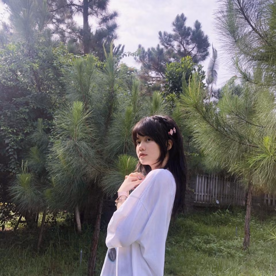 Sở hữu nét mặt rất giống với Linh Ngọc Đàm, dân tình còn lầm tưởng họ là cặp chị em song sinh.