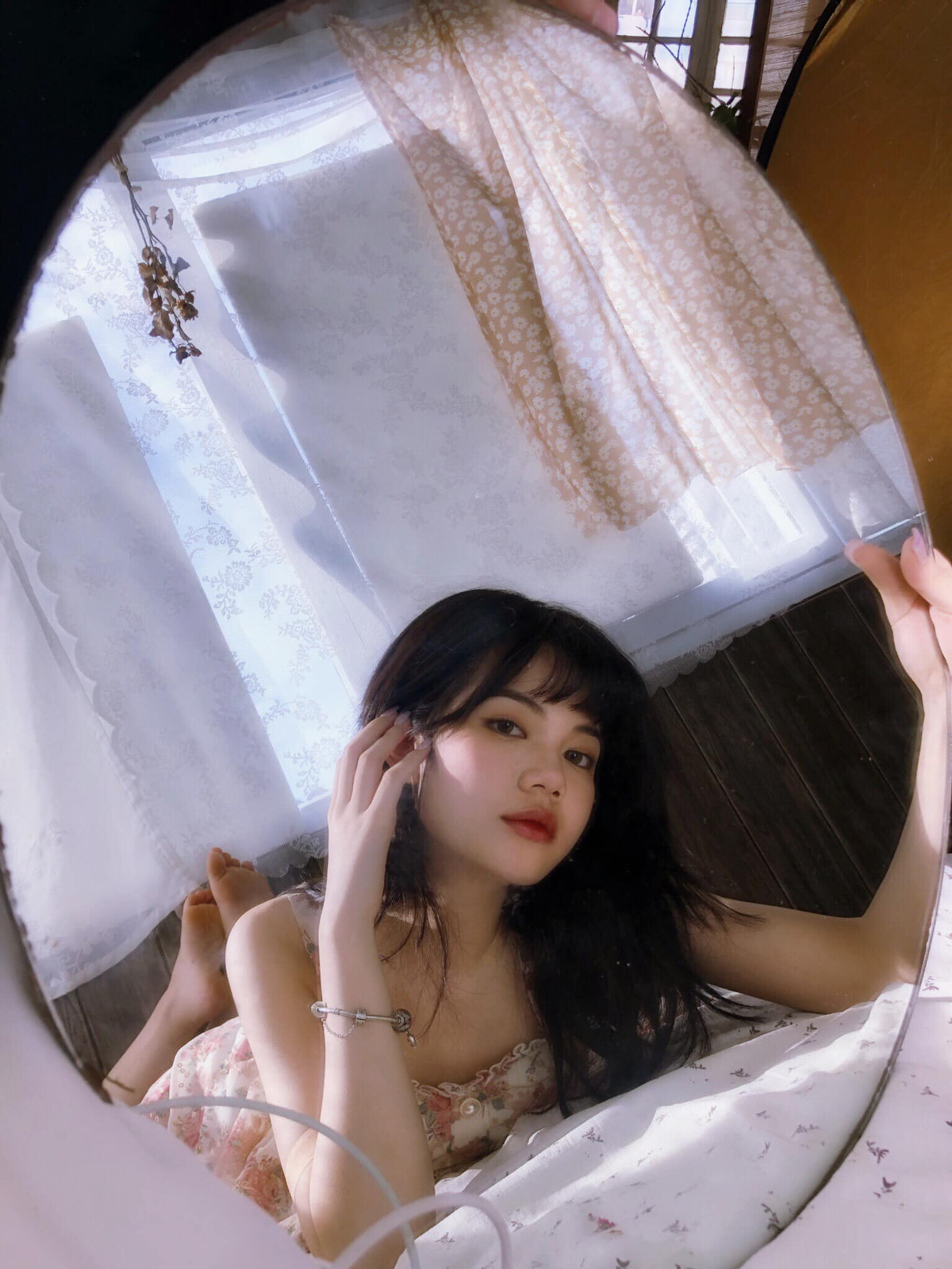 Ngoài sự năng động, khoẻ khoắn, style thời trang của Minh Ngọc cũng khá nữ tính với váy vóc "bánh bèo".