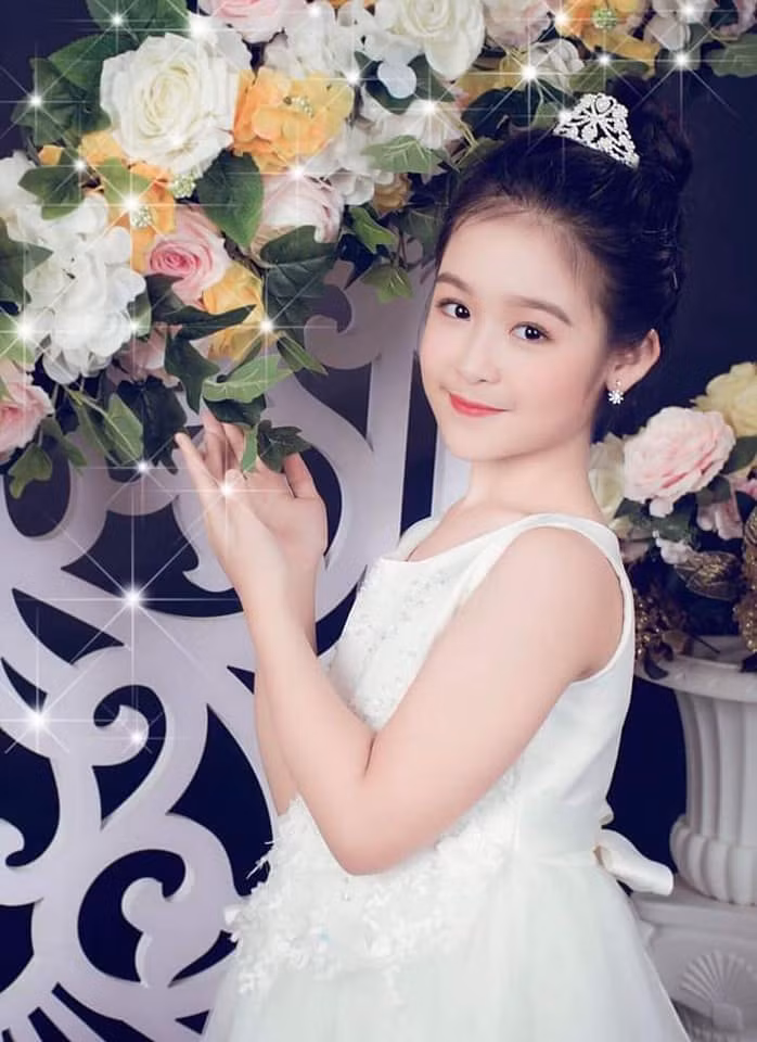 Lê Huỳnh Bảo Ngọc là cái tên không thể thiếu trong danh sách ngôi sao nhí nổi tiếng. Cô bé thường được dân mạng gọi là "hoa khôi Tây Đô" bởi gương mặt xinh xắn, đáng yêu.