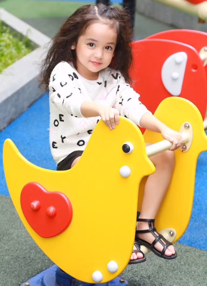 Hot girl nhí còn từng có kinh nghiệm sải bước trên sàn catwalk của không ít chương trình biểu diễn thời trang.