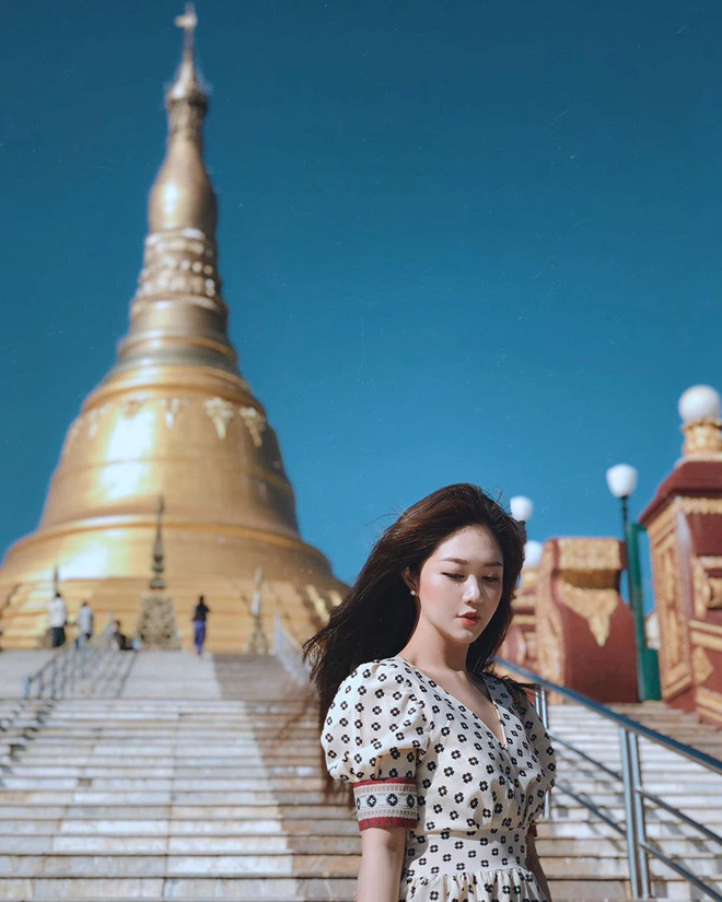 Gái xinh còn sở hữu khuôn mặt nền nã, dịu dàng với những đường nét hài hòa. Đây cũng là điểm nhấn khiến nữ tiếp viên hàng không 9X này được thu hút hơn cả.