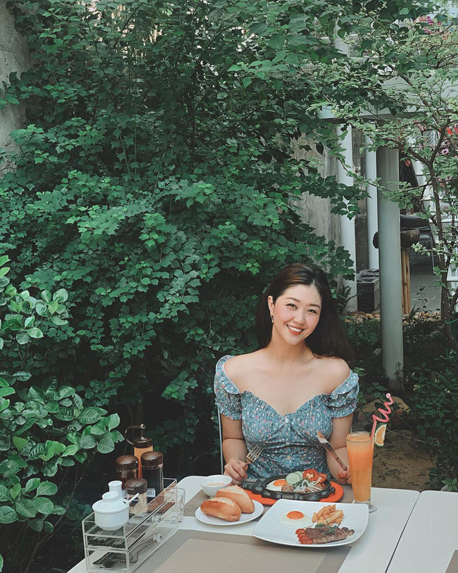 Nam Phương sở hữu full combo những điều mà bất kì cô gái nào cũng ao ước: Vẻ ngoài xinh đẹp, tình yêu lãng mạn cùng những chuyến du lịch sang chảnh không thua kém gì hội con nhà giàu.