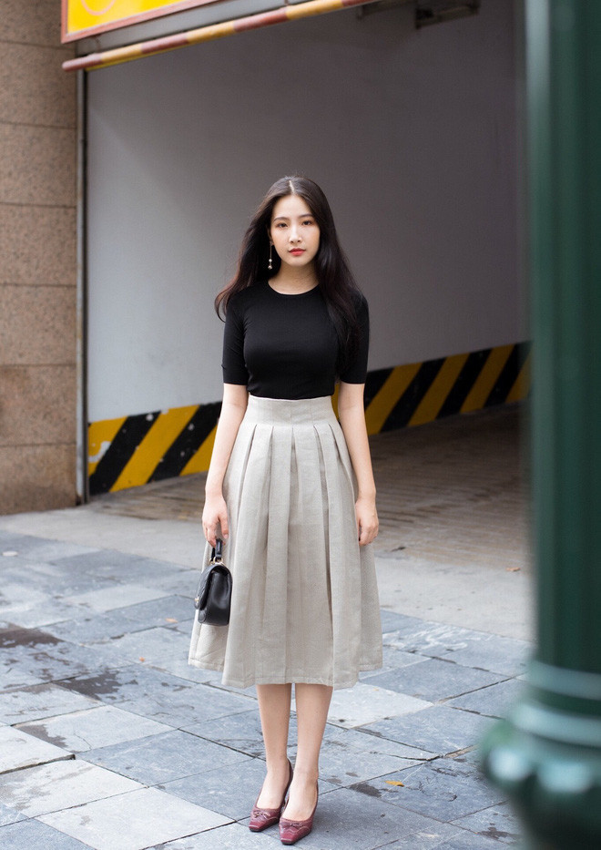Cô nàng ghi điểm với vẻ ngoài nữ tính cùng phong cách đơn giản nhưng rất thanh lịch.