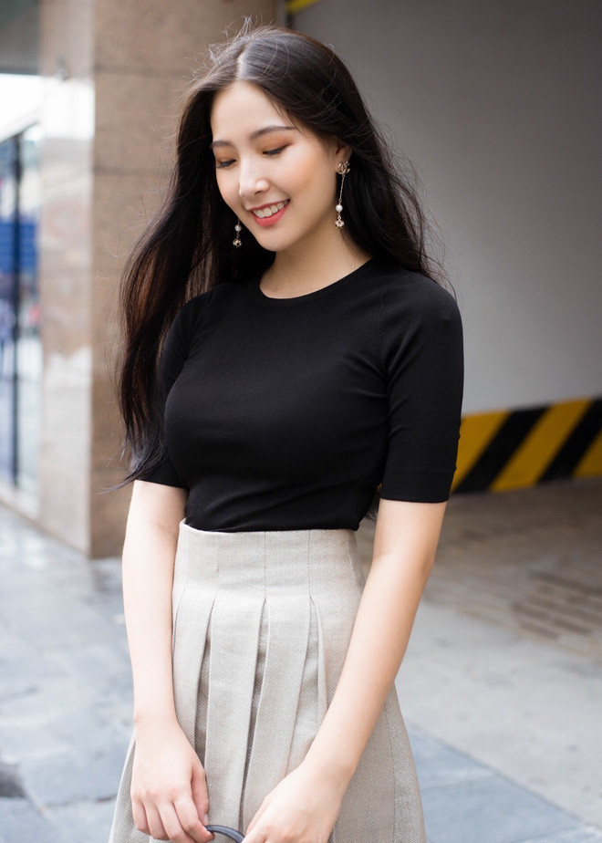 Người đẹp này là Hoa khôi Nữ sinh viên thanh lịch Thủ đô năm 2019. Trước đó, Nam Phương từng được biết đến với ngôi vị Á khôi cuộc thi Hoa khôi trường Đại học Hà Nội năm 2019, giải nhì cuộc thi Vẻ đẹp học sinh Chu Văn An năm 2015.