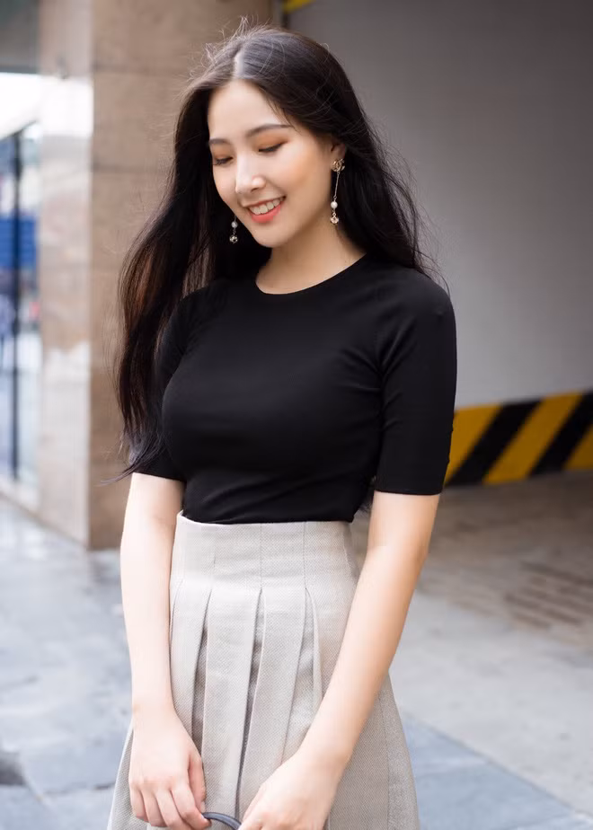 Người đẹp này là Hoa khôi Nữ sinh viên thanh lịch Thủ đô năm 2019. Trước đó, Nam Phương từng được biết đến với ngôi vị Á khôi cuộc thi Hoa khôi trường Đại học Hà Nội năm 2019, giải nhì cuộc thi Vẻ đẹp học sinh Chu Văn An năm 2015.