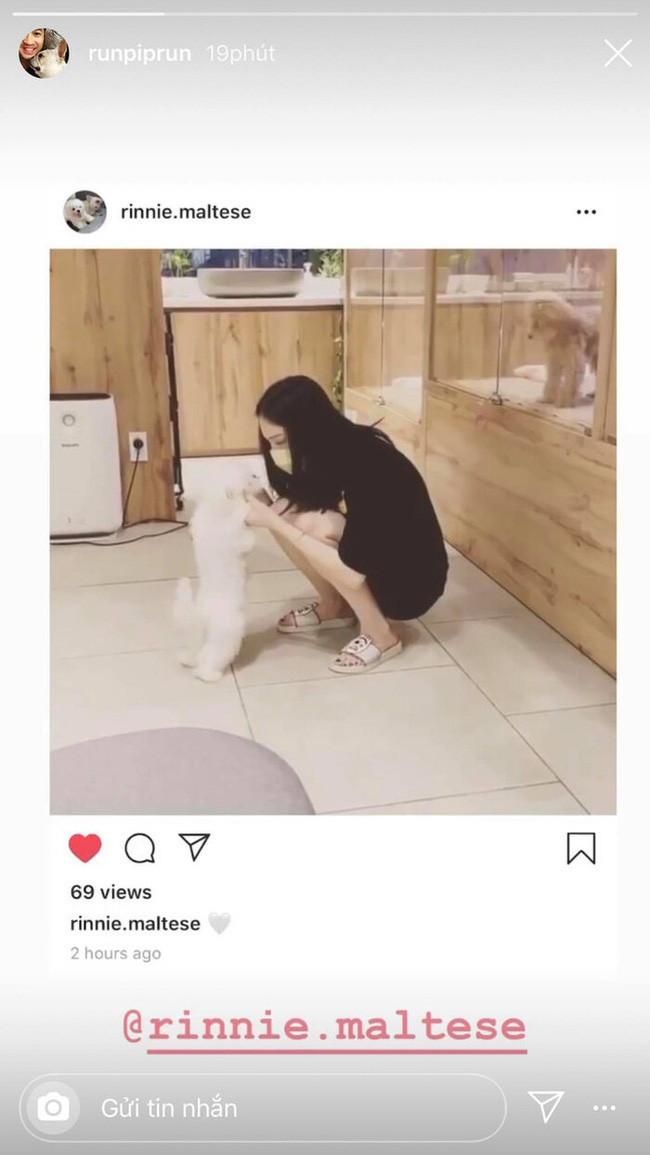 Về phần Linh Rin, người đẹp cũng lập tức đăng một bức hình cũ khi cả hai cùng nhau đi du lịch nước ngoài vào ngày 24/6/2019 lên trang cá nhân nhân kèm dòng trạng thái đơn giản: "Hi" nhưng không quên gắn tên tài khoản của bạn trai và biểu tượng trái tim.